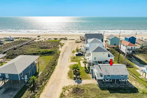 203 Carlton Ave, Surfside Beach, TX 77541