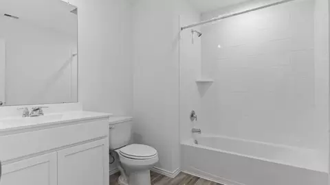 Bath - 6846 Spur Creek Dr, Rosenberg, TX 77471 photo 1 of 4