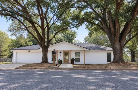107 Machemehl Dr, Bellville, TX 77418