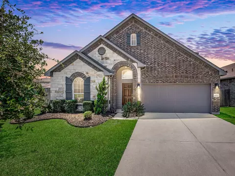8707 W Crescent Lake Cir, Baytown, TX 77521