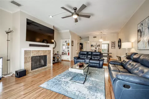 1035 Fountain View Dr, Houston, TX 77057