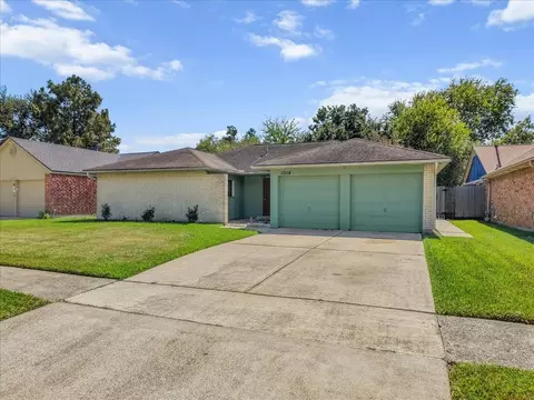 10114 Roseberry Dr E, La Porte, TX 77571