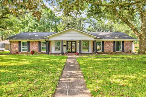 127 Begonia St, Lake Jackson, TX 77566