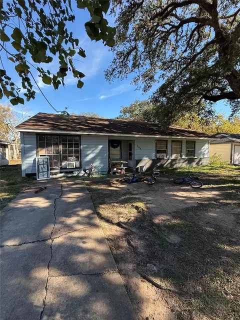 303 Cypress St, Lake Jackson, TX 77566