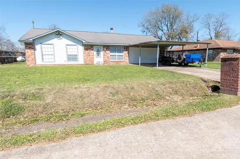 2319 Goldenrod St, Highlands, TX 77562