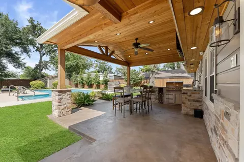 4010 Brookwoods Dr, Houston, TX 77092
