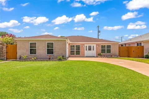 5611 Palm Cir, Galveston, TX 77551