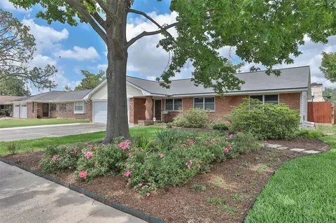 2427 Willowby Dr, Houston, TX 77008