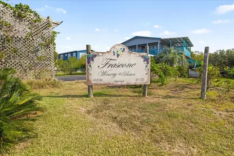 308 Bayside Dr, Anahuac, TX 77514