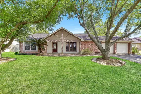 1116 W Castlewood Ave, Friendswood, TX 77546