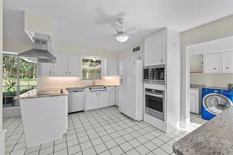 Kitchen - 131 Shadowood St, Conroe, TX 77304 photo 2 of 2