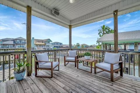28 Dolphin St, Bayou Vista, TX 77563