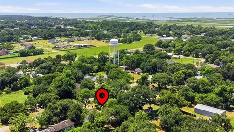 801 Beaumont St, Anahuac, TX 77514