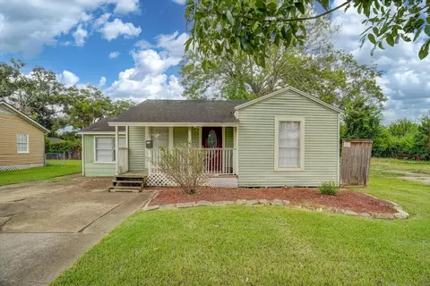 126 Huisache St, Lake Jackson, TX 77566