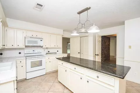 Kitchen - 6702 Spring Leaf Dr, Spring, TX 77379 photo 6 of 7