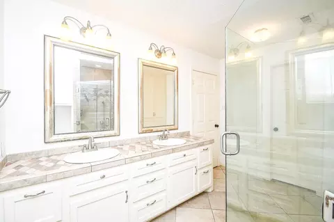 Bath - 6702 Spring Leaf Dr, Spring, TX 77379 photo 4 of 7