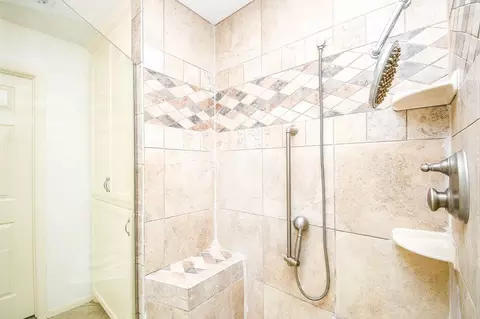 Bath - 6702 Spring Leaf Dr, Spring, TX 77379 photo 5 of 7