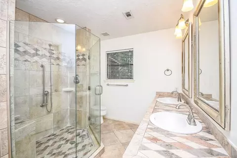 Bath - 6702 Spring Leaf Dr, Spring, TX 77379 photo 1 of 7