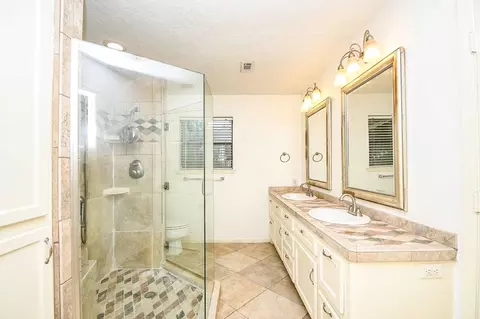 Bath - 6702 Spring Leaf Dr, Spring, TX 77379 photo 2 of 7