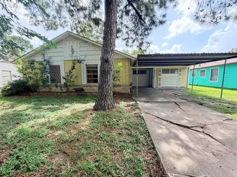 2110 Flynn Dr, Pasadena, TX 77502