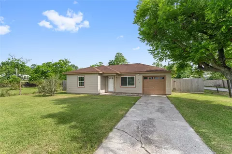 511 Jones Rd, Highlands, TX 77562