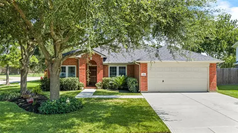 3001 Meadow Bay Dr, Dickinson, TX 77539
