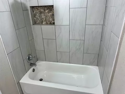 Bath - 6321 Apache Dr, Pasadena, TX 77503 photo 2 of 4