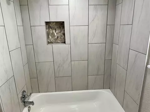 Bath - 6321 Apache Dr, Pasadena, TX 77503 photo 3 of 4