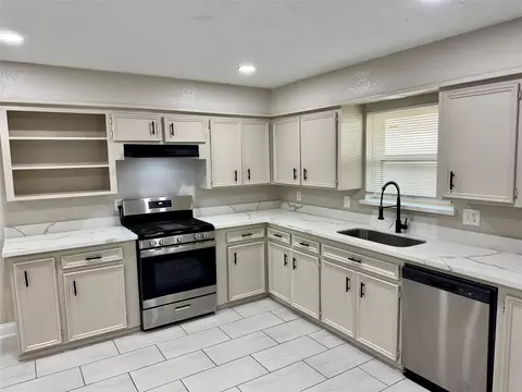 Kitchen - 6321 Apache Dr, Pasadena, TX 77503 photo 2 of 4