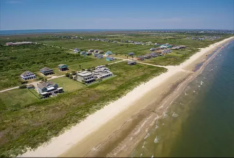 1064 Beach Front Dr, Gilchrist, TX 77617