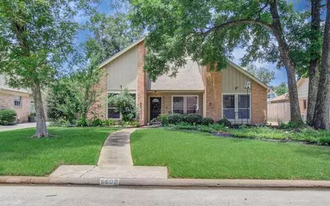 6602 Castle Lane Dr, Houston, TX 77066