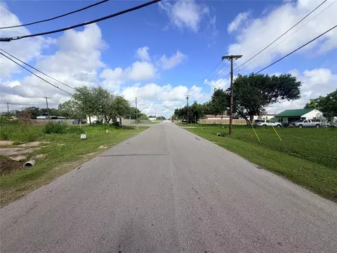 101 Carl St, Refugio, TX 78377 photo 5