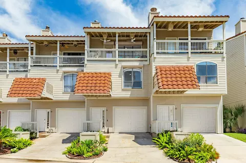 31 Dana Dr, Galveston, TX 77554