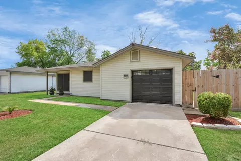 Exterior - 2706 Harvard St, Pasadena, TX 77502 photo 8 of 10