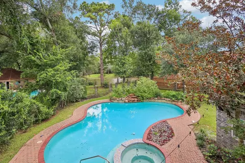 907 Remington Ct, Friendswood, TX 77546