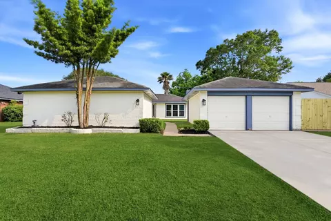 621 W Castle Harbour Dr, Friendswood, TX 77546