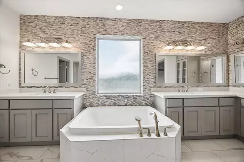 Bath - 1734 Cornelius Trace Loop, Houston, TX 77055 photo 3 of 7