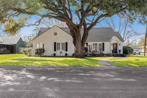 415 N Mechanic St, Weimar, TX 78962