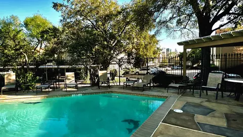 1860 White Oak Dr #207, Houston, TX 77009