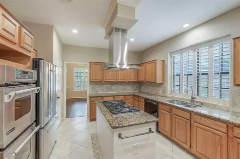 Kitchen - 35 Cherry Blossom Pl, Spring, TX 77381 photo 2 of 5