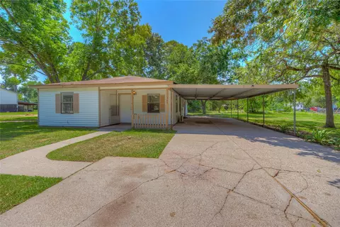 305 Oak Ridge Dr, Onalaska, TX 77360