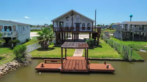 4702 Bayou Ln, Hitchcock, TX 77563