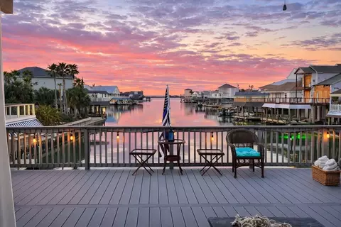 1507 Tiki Dr, Tiki Island, TX 77554