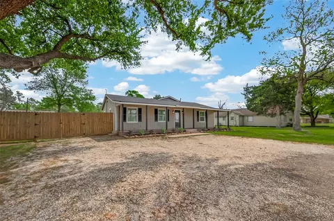 917 S Main St, Highlands, TX 77562