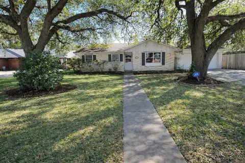 705 Inwood Dr, Baytown, TX 77521
