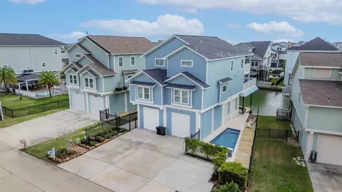 429 Jeanie Lynne Cir, Tiki Island, TX 77554