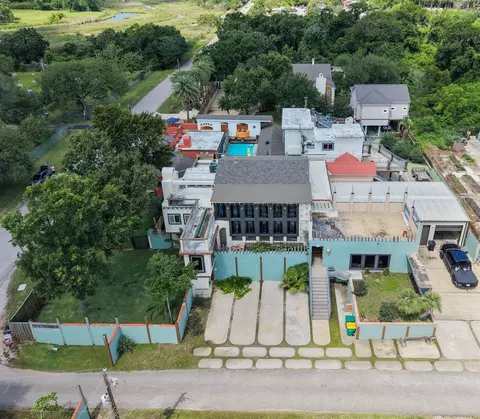 614 Pine Gully Rd, Seabrook, TX 77586