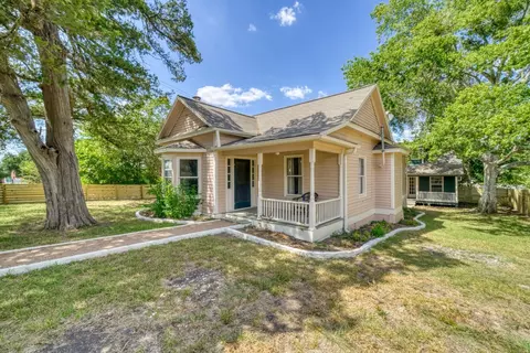 806 E Main St, Bellville, TX 77418