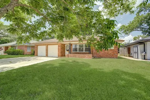 111 Carnation St, Lake Jackson, TX 77566