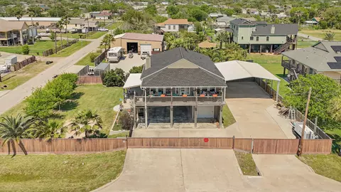 939 8th St, Dickinson, TX 77539